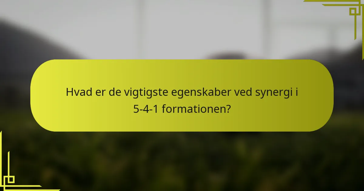 Hvad er de vigtigste egenskaber ved synergi i 5-4-1 formationen?